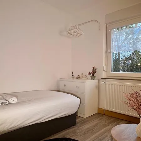 Your Private Bedroom Near Central Station Perfect For Solo Travelers Koblenz  Exterior photo